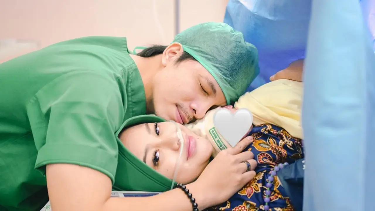 7 Potret Atta Halilintar Jadi Ayah Siaga, Selalu Temani Aurel Hermansyah saat Melahirkan