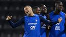 Sesekali Kylian Mbappe tampak bercanda dengan rekannya di sela-sela sesi latihan. (AFP/Franck Fife)