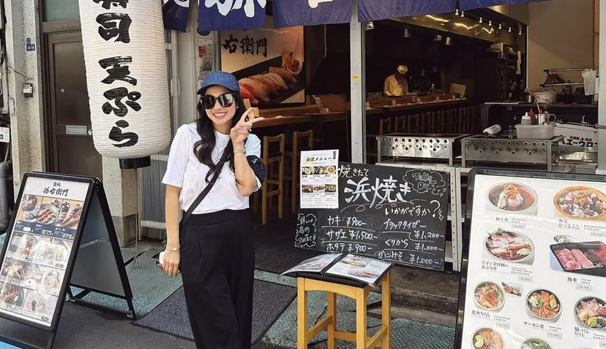 Kakak Raffi Ahmad ini pun tampil simple mengenakan t shirt putih yang serasi dengan sandalnya. Dipadukan celana hitam dan top capnya. @nisyaa.
