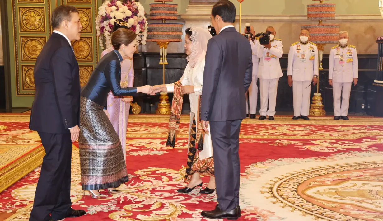 Presiden Joko Widodo dan Iriana Jokowi melakukan royal audience dengan Raja Thailand Maha Vajiralongkorn dan Ratu Suthida Bajrasudhabimalalakshana di Chakri Maha Prasat Throne Hall, Bangkok, Jumat (18/11/2022). Pertemuan ini berlangsung di sela-sela Konferensi Tingkat Tinggi (KTT) APEC 2022. (Foto: Bureau of the Royal Household, Kingdom of Thailand)