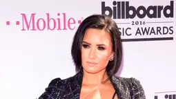 Penyanyi Demi Lovato tampil memukau dengan busana yang di kenakannya saat tiba di acara Billboard Music Awards 2016 di Las Vegas, Nevada, (22/5). Demi Lovato tampil membawakan lagu Cool For The Summer di acara ini. (David Becker / Getty Images / AFP)