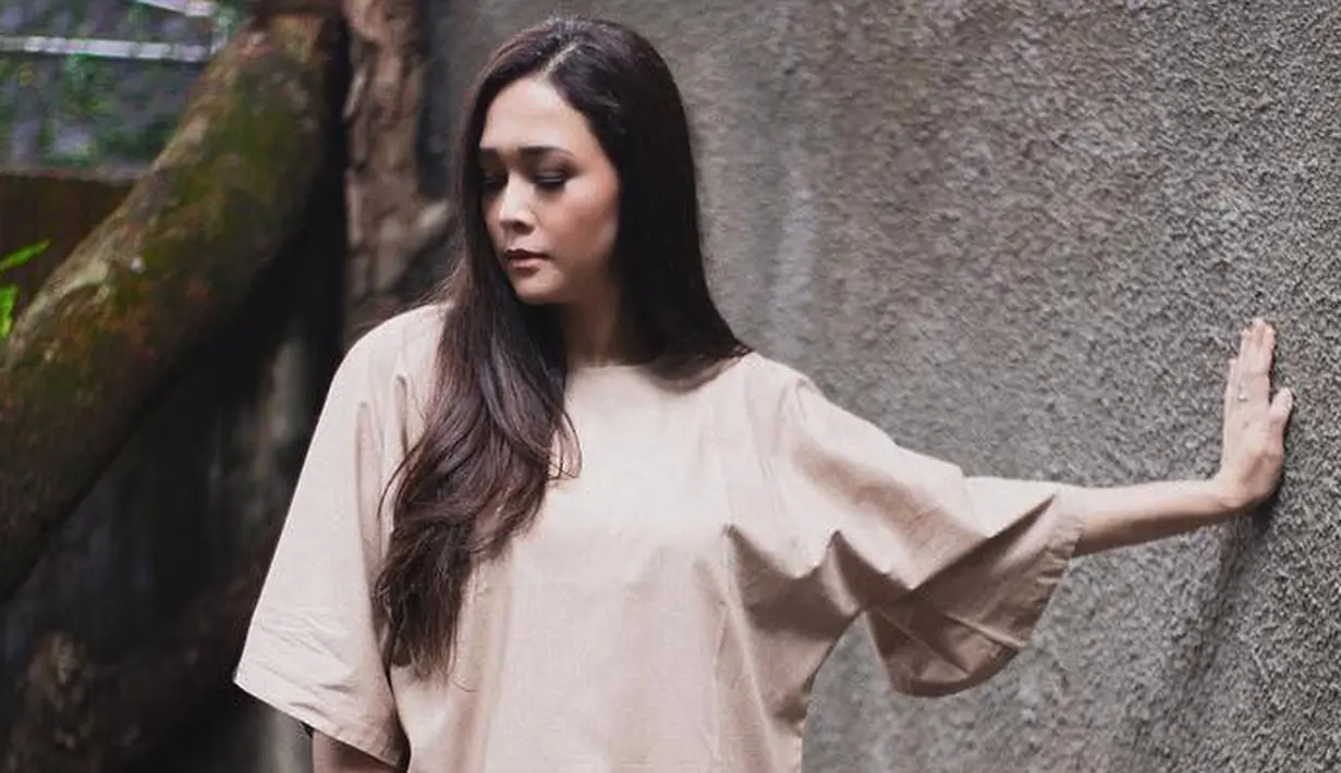 Santai, modis, dan keibuan, tampak dari diri Maia saat di foto ini. Ia memakai celana kulot berwarna putih yang dipadukan crop top polosnya. Ia pun membiarkan rambut panjangnya terurai begitu saja. (Instagram/maiaestiantyreal)