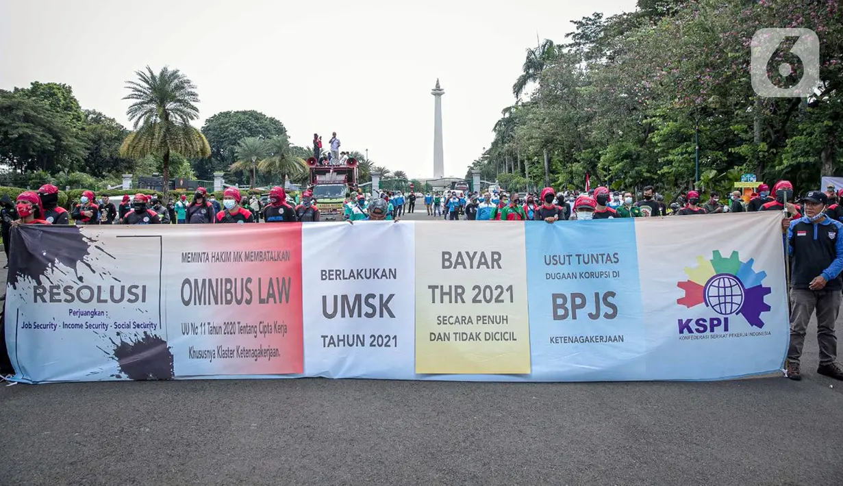 Buruh dari KSPI melakukan demonstrasi di kawasan Patung Kuda, Jakarta, Senin (12/4/2021). Buruh menutut pembayaran THR 2021 secara penuh, meminta MK membatalkan Omnibus Law, pemberlakuan UMSK, dan mendesak Kejaksaan Agung mengusut dugaan korupsi BPJS Ketenagakerjaan. (Liputan6.com/Faizal Fanani)