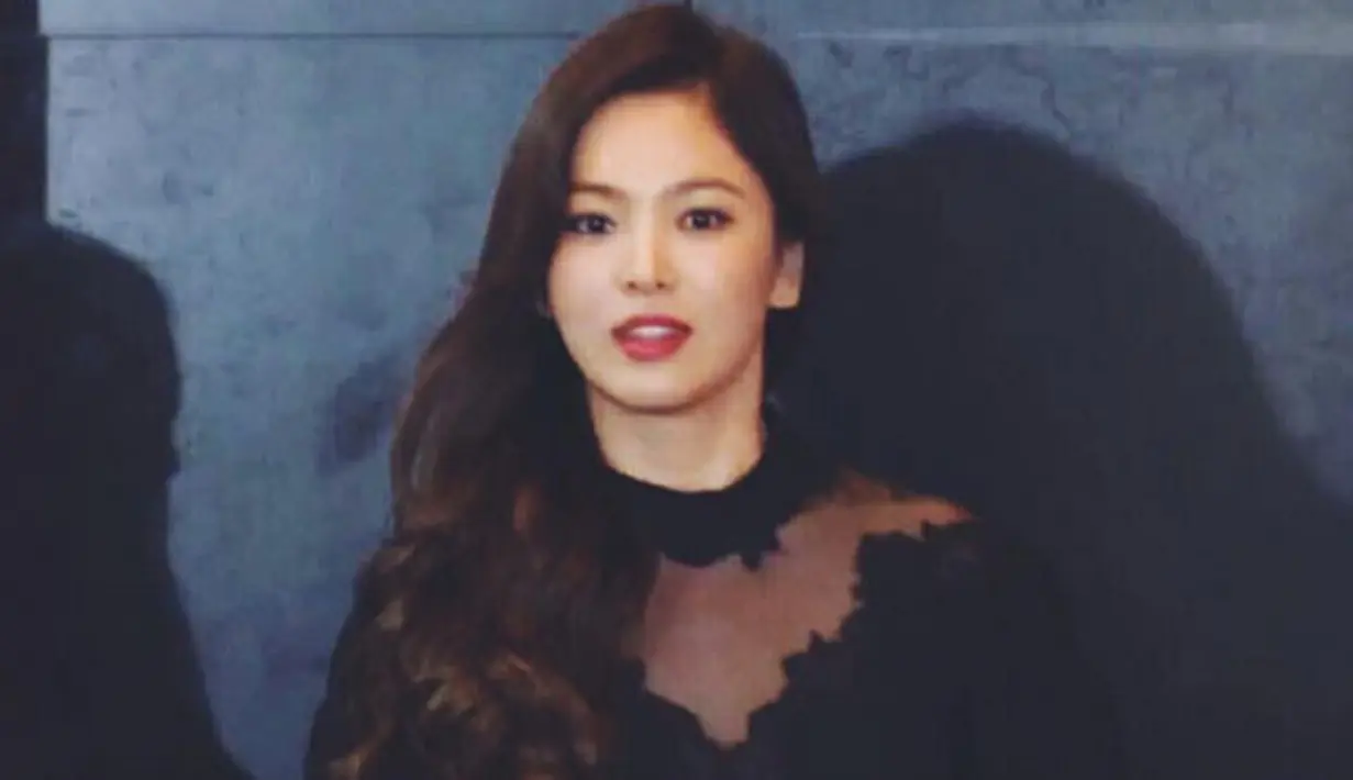 Song Hye Kyo pun tengah sibuk dengan segala persiapan yang dibutuhkan untuk hari pernikahannya dengan Song Joong Ki. Namun kini terungkap waktu yang sebenarnya Song Hye Kyo mulai jatuh cinta. (Instagram/kyo1122)