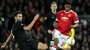 Striker Manchester United, Marcus Rashford, berusaha melewati pemain Midtjylland, Tim Sparv. Louise Van Gaal memainkan Rashford karena striker utama mereka Anthony Martial cedera. (EPA/Nigel Roddis)