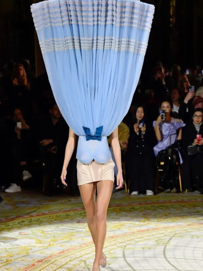 Viktor & Rolf Tampilkan Koleksi Gaun Terbalik di Paris Haute Couture Week 2023