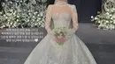 Lee Da In mengenakan bowl gown warna putih yang memiliki detail payetan lengkap dengan veil dan mahkotanya.  Credit: (@xx__dain)