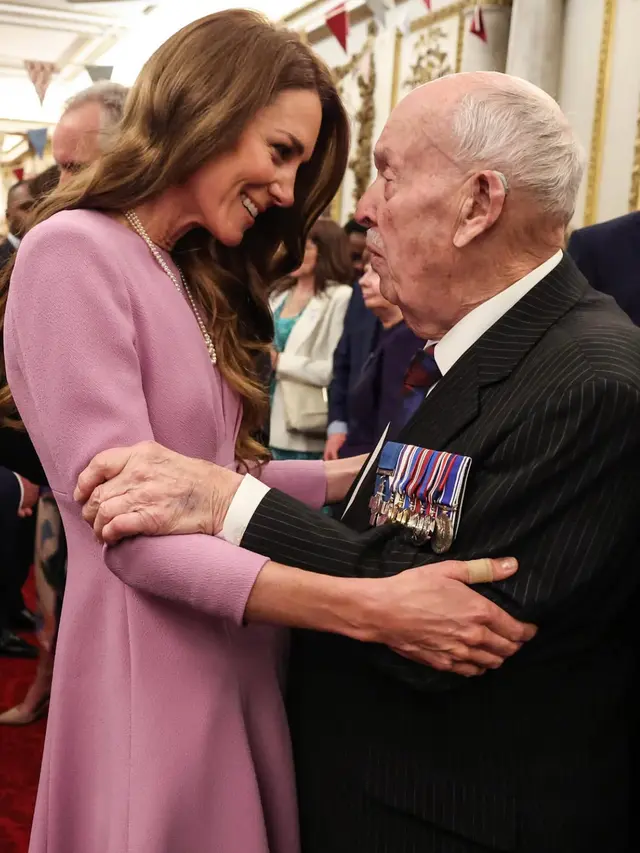 Kate Middleton Kenakan Kalung Ratu Elizabeth.  [@princeandprincessofwales]