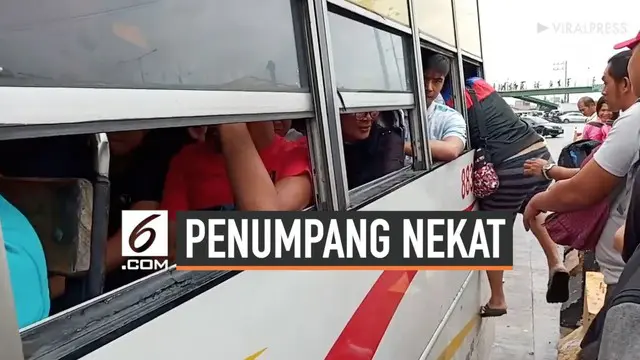 Beberapa penumpang nekat memanjat masuk ke bus lewat jendela meskipun bus telah terisi penuh. Mereka tak sabar untuk menunggu bus berikutnya karena tak ingin terlambat bekerja.