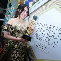 Via Vallen meraih kemenangan di Indonesian Dangdut Awards 2017. (Deki Prayoga/Bintang.com)