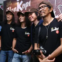 "Insya Allah bisa membuka lapangan pekerjaan. Ayo kita bisnis kopi biar impact ke petani, ke orang-orang yang lagi mentok sama hidupnya bisa berdagang dari sini," timpal Kaka Slank. (Nurwahyunan/Bintang.com)