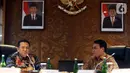 Ketua MPR Bambang Soesatyo berbincang dengan Wakil Ketua MPR Ahmad Basarah sebelum memulai rapat perdana pimpinan MPR periode 2019-2024 di Kompleks Parlemen Senayan, Jakarta, Rabu (9/10/2019). Rapat membahas pembagian tugas hingga rencana pelantikan Jokowi-Ma'ruf Amin. (Liputan6.com/Johan Tallo)