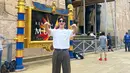 <p>Beberapa wahana yang ada di Universal Studios pun dikunjunginya. Minho tampak dalam suasana bahagia saat mengabadikan momen tersebut. Ia bahkan bergaya seekspresif mungkin. Bintang drama Korea &lsquo;To The Beautiful You&rsquo; itu tampil kasual dengan memakai kaos putih dan celana panjang. (Liputan6.com/IG/@choiminho_1209)</p>