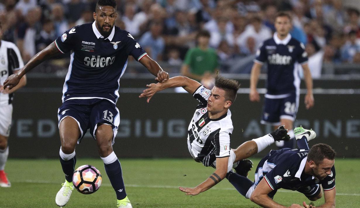 Aksi pemain Juventus, Paulo Dybala (tengah) saat berebut bola dengan pemain Lazio pada final Copaa Italia 2016-2017  di Roma Olympic stadium, (17/5/2017). Juventus menang 2-0. (AP/Gregorio Borgia)
