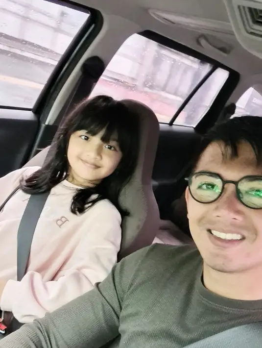 Bintang sinetron berusia 38 tahun itu juga mengungkapkan kriteria calon istri menurut putrinya. Meski demikian, ia belum mau buru-buru menikah lagi. [Instagram/nickytirta]