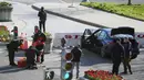 Pihak berwenang menyelidiki tempat kejadian setelah seorang pria menabrakkan mobil ke dua petugas di barikade di Capitol Hill, Washington, Amerika Setikat, Jumat (2/4/2021). Tersangka keluar dari kendaraan dengan pisau di tangan dan menerjang petugas. (AP Photo/Alex Brandon)