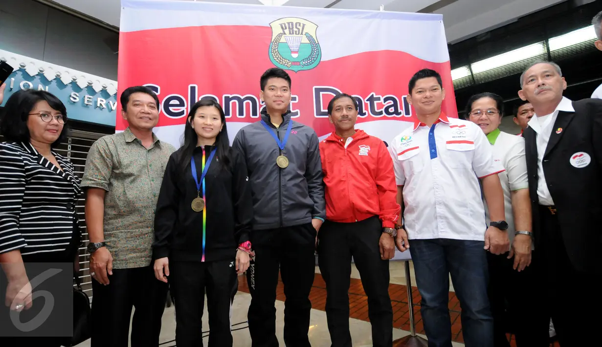 Praveen Jordan/Debby Susanto berfoto bersama perwakilan PBSI, Kemenpora, dan CDM Olimpiade 2016 sesaat setelah tiba di Bandara Soetta, Banten, Rabu (16/3/2016). (Liputan6.com/Helmi Fithriansyah)