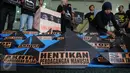 Sejumlah aktivis menggelar aksi protes di depan Kemenaker, Jakarta, Jumat (9/12). Mereka mendesak Pemerintah untuk memperbaiki kebijakan penempatan buruh migran anak buah kapal asing di luar negeri. (Liputan6.com/Helmi Afandi)