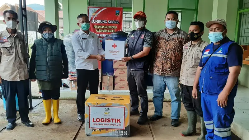 Sekretaris Daerah Kabupaten Garut, Nurdin Yana merespon cepat intruksi Menteri Sosial untuk mendirikan lumbung sosial di lokasi banjir badang Kecamatan Sukawengi dan Karangtengah, Garut, Jawa Barat.
