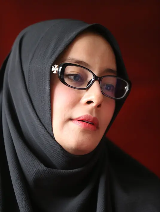 Saat menggelar jumpa pers di kator Elsa Syarief Law, kawasan Menteng, Jakarta Pusat, Kamis (23/3/2017), Putri sedikit membeberkan alasan menggugat cerai suaminya. (Nurwahyunan/Bintang.com)