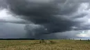 Awan gelap menutup langit di dekat Bitburg, barat daya Jerman, (29/6). Menurut ahli meteorologi, curah hujan akan bertahan sepanjang malam. (Wolfgang Kumm / dpa via AP)