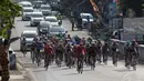 Rute lintasan etape 2 Internasional Tour De Banyuwangi Ijen didominasi jalan datar dan sesekali menanjak. Tampak, beberapa pebalap mencoba menaklukan salah satu tanjakan di etape 2 ITdBI, (17/10/2014). (Liputan6.com/Helmi Fithriansyah)
