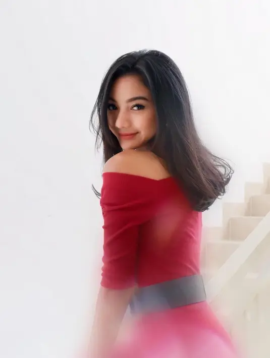 Pakai gaun off shoulder warna merah, pemeran Elsa di sinetron Ikatan Cinta ini tuai banyak pujian dari penonton setianya. (Liputan6.com/IG/@glencachysaraofficial)