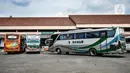 Sejumlah bus terparkir saat menunggu keberangkatan di Terminal Kampung Rambutan, Jakarta, Kamis (12/11/2020). Pemprov DKI Jakarta menganggarkan Rp 170 miliar untuk revitalisasi Terminal Kampung Rambutan yang telah diajukan pada Desember 2019. (merdeka.com/Iqbal Septian Nugroho)