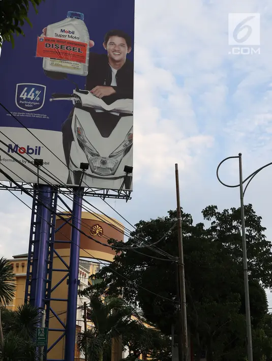 Baliho iklan di Jalan Jenderal Gatot Soebroto disegel pihak Pemprov DKI Jakarta, Kamis (27/12). Reklame berikut konstruksinya akan dibongkar karena melanggar perda no.9 tahun 2014 tentang penyelenggaraan reklame (Lipiutan6.com/Helmi Fithriansyah)