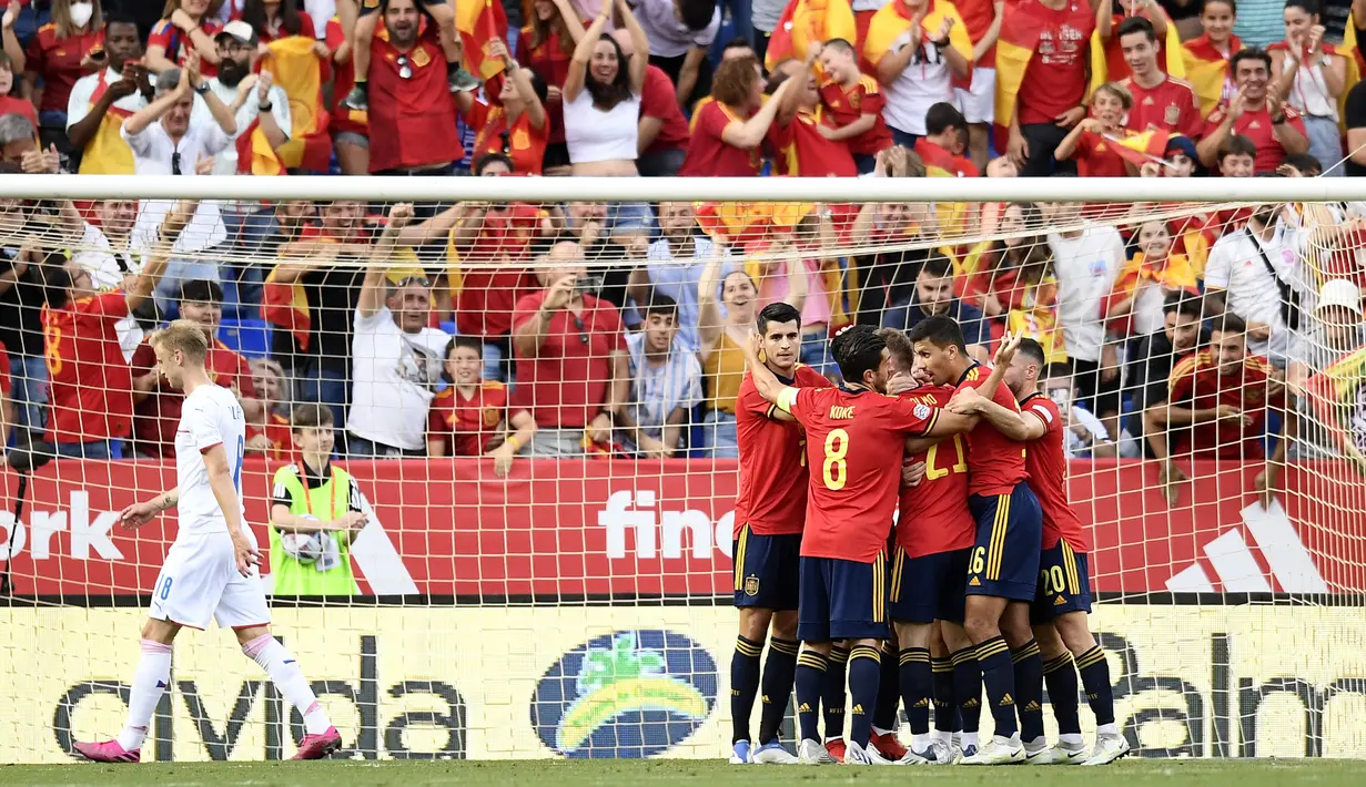 Para pemain Spanyol merayakan setelah mencetak gol ke gawang Republik Ceko pada pertandingan sepak bola UEFA Nations League di Stadion La Rosaleda, Malaga, Spanyol, 12 Juni 2022. Spanyol menang 2-0. (AP Photo/Jose Breton)
