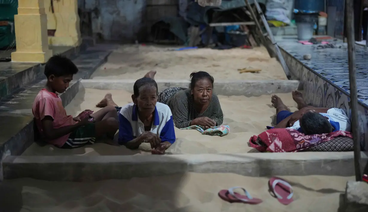 Tak hanya tidur di atas pasir, di depan rumah juga ada semacam teras khusus untuk berkumpul bersama yang beralaskan pasir. (AP Photo/Dita Alangkara)