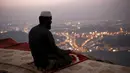 Seorang peziarah terlihat berdoa saat berada di Gunung Tsur, Mekkah, Sabtu (19/9/2015). Nabi Muhammad SAW dan Abu Bakar diyakini pernah bersembunyi di sini saat dikejar kaum Quraysi ketika akan hijrah ke Madinah (Reuters/Ahmad Masood)