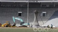 Pekerja menyelesaikan proyek renovasi Stadion Utama Gelora Bung Karno (SUGBK). Renovasi stadion kebanggaan Indonesia tersebut ditargetkan akan rampung pada Oktober 2017. (Bola.com/M Iqbal Ichsan)