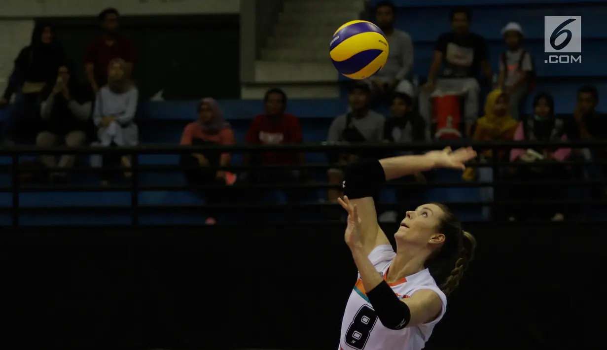 Pevoli Jakarta BNI 46, Lindsay Stalzer melakukan servis saat melawan Bandung Bank BJB pada perebutan tempat ketiga Proliga 2019 di GOR Among Rogo, Yogyakarta, Sabtu (23/2). BNI 46 menang 3-1 atas BJB. (Bola.com/Yoppy Renato)