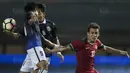Gelandang Timnas Indonesia U-19, Egy Maulana Vikri, berusaha lepas dari penjagaan pemain Kamboja U-19 pada laga persahabatan di Stadion Patriot, Bekasi, Rabu (4/10/2017). Indonesia menang 2-0 atas Kamboja. (Bola.com/Vitalis Yogi Trisna)