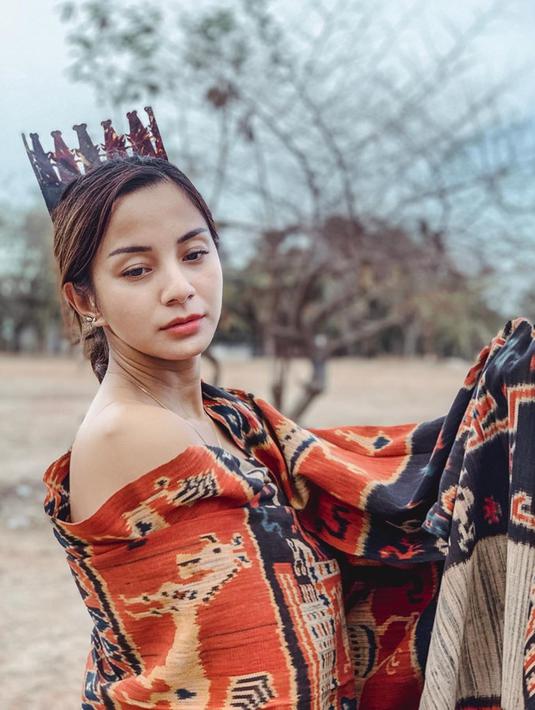 Pakai kain tenun Sumba, Kirana Larasati mengajak masyarakat menghargai dan melestarikan budaya Indonesia. (Liputan6.com/IG/@kiranalarasati)
