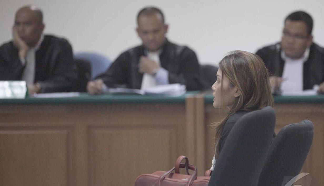 Artha Meris Simbolon terlihat tegang dengan rambut sedikit acak-acakan saat mendengarkan dakwaan jaksa KPK,  Pengadilan Tipikor, Jakarta, Kamis (11/9/2014) (Liputan6.com/Andrian M Tunay)