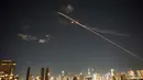 Iran meluncurkan gelombang serangan rudal dan drone balistik ke wilayah Israel pada Sabtu 28 Februari 2026 malam, hingga Minggu 1 Maret 2026 dini hari waktu setempat. Tampak dalam foto, jejak-jejak pencegahan rudal pertahanan udara terlihat di Tel Aviv, Israel, Sabtu 28 Februari 2026. (AP Photo/Ohad Zwigenberg)