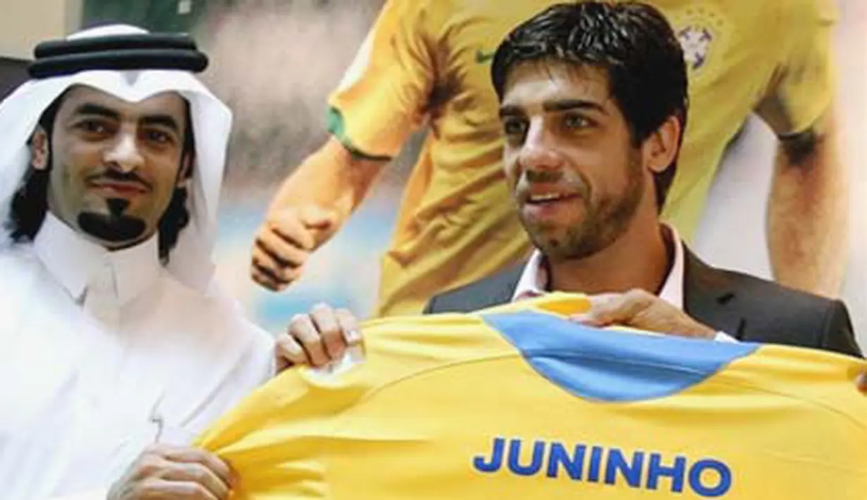 Gelandang Brasil, Juninho memegang seragam klub barunya, Al Gharrafa, bersama kaptei tim, Saad al-Shammari seusai meneken kontrak dua tahun dengan klub Qatar itu di Doha pada 17 Juni 2009. AFP PHOTO/KARIM JAAFAR
