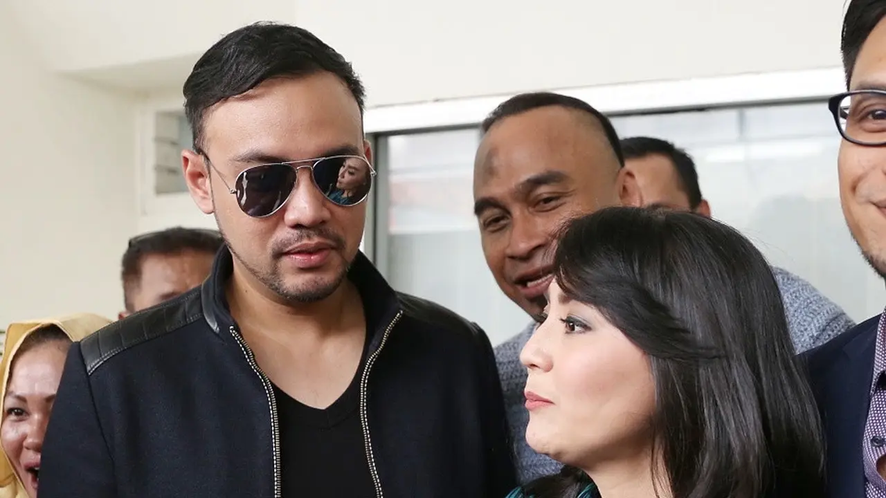 [Bintang] Tessa Kaunang dan Sandy Tumiwa