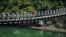 Gurman Reen Singh dari India melintasi jembatan mengikuti lomba sepeda gunung Himalaya MTB di dekat Mandi, Himachal Pradesh, India utara (4/10). Lomba sepeda ini merupakan perlombaan lintas negara tahunan ke-13. (AFP Photo/Sajjad Hussain)