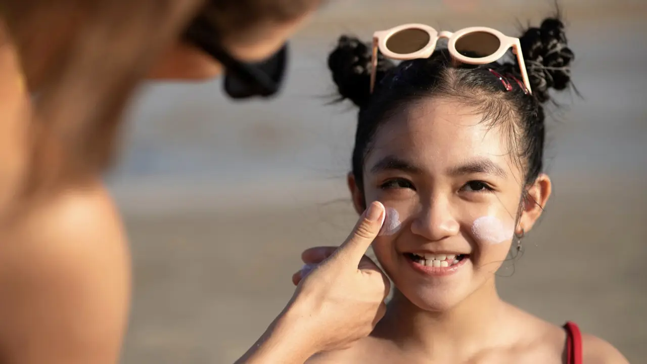 Aktivitas sehari-hari juga mempengaruhi kebutuhan perlindungan kulit dari sinar UV.