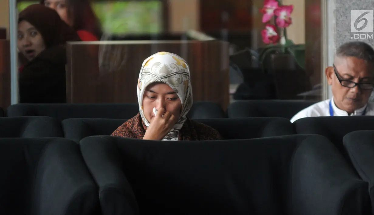 Bupati Lampung Timur Chusnunia Chalim atau Nunik (kiri) menunggu penyidikan di Gedung KPK, Jakarta, Jumat (1/3). Nunik diperiksa sebagai saksi kasus dugaan suap pengadaan barang dan jasa di lingkungan Pemkab Lampung Tengah. (Merdeka.com/Dwi Narwoko)