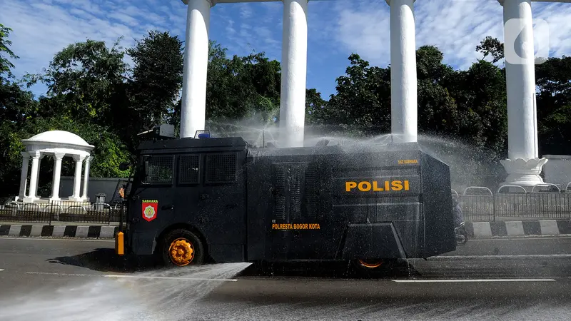 Polresta Bogor Kerahkan Water Canon Semprotkan Disinfektan