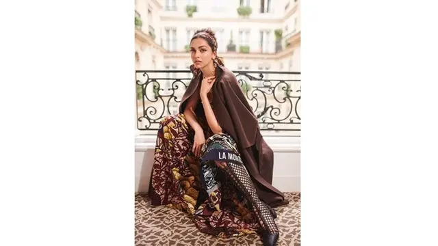 6 Pesona Deepika Padukone, Tampil Menawan Kenakan Batik di Paris Fashion Week
