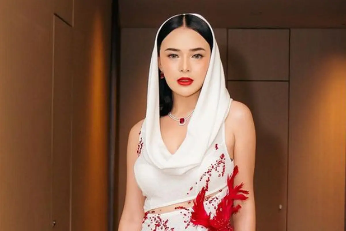 Amanda Manopo Kenakan Gaun Mewah