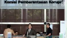 Pengacara Hotma Sitompul (tengah) usai menjalani pemeriksaan di Gedung KPK, Jakarta, Rabu (8/11). Hotma diperiksa terkait kasus dugaan korupsi KTP Elektronik. (Liputan6.com/Helmi Fithriansyah)