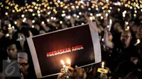 Ribuan pendukung Basuki Tjahaja Purnama atau Ahok menggelar acara Malam Solidaritas atas Matinya Keadilan di Tugu Proklamasi, Jakarta (10/05). Mereka menyanyikan lagu-lagu nasional dengan menyalakan lilin. (Liputan6.com/Faizal Fanani)