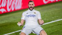 Striker Real Madrid, Karim Benzema, melakukan selebrasi usai mencetak gol ke gawang Athletic Bilbao pada laga Liga Spanyol di Stadion Alfredo Di Stefano, Rabu (16/12/2020). Real Madrid menang dengan skor 3-1. (AP/Bernat Armangue)