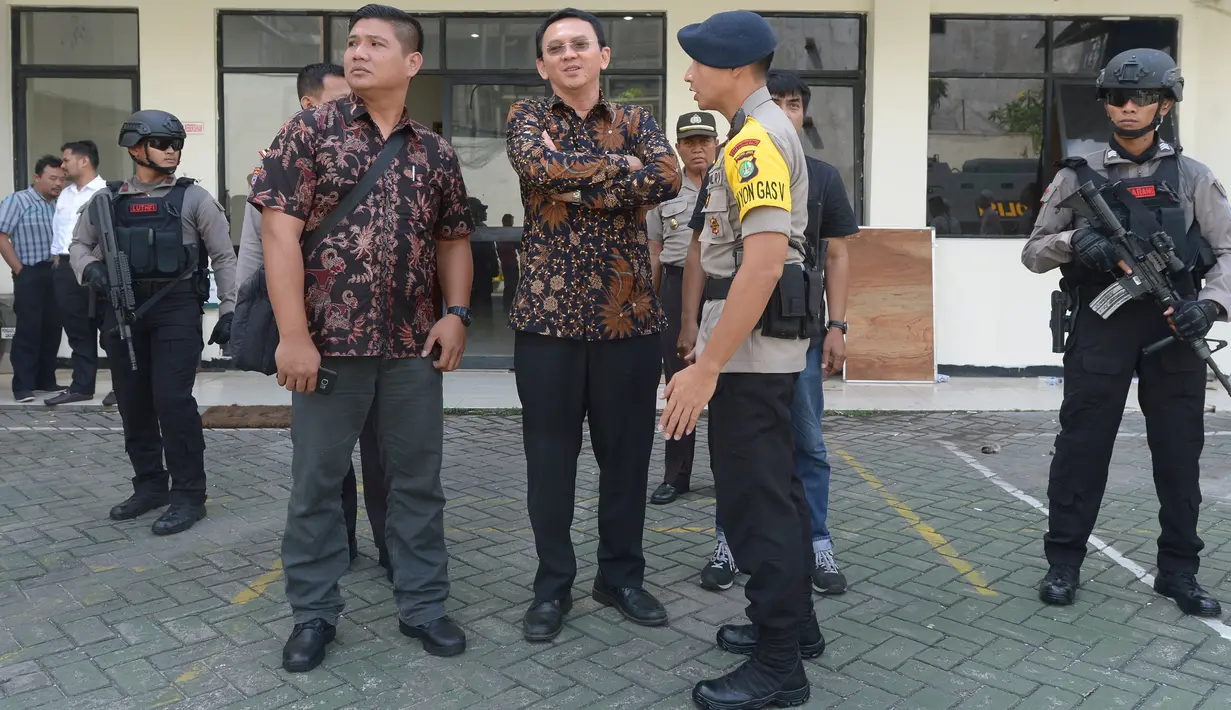 Gubernur DKI Jakarta nonaktif, Basuki Tjahaja Purnama (Ahok) menunggu di dalam kompleks PN Jakarta Utara, Selasa (20/12). Ahok mendapat pengawalan polisi anti-teror usai menjalani sidang kedua kasus dugaan penistaan. (REUTERS/Adek BERRY/Pool)